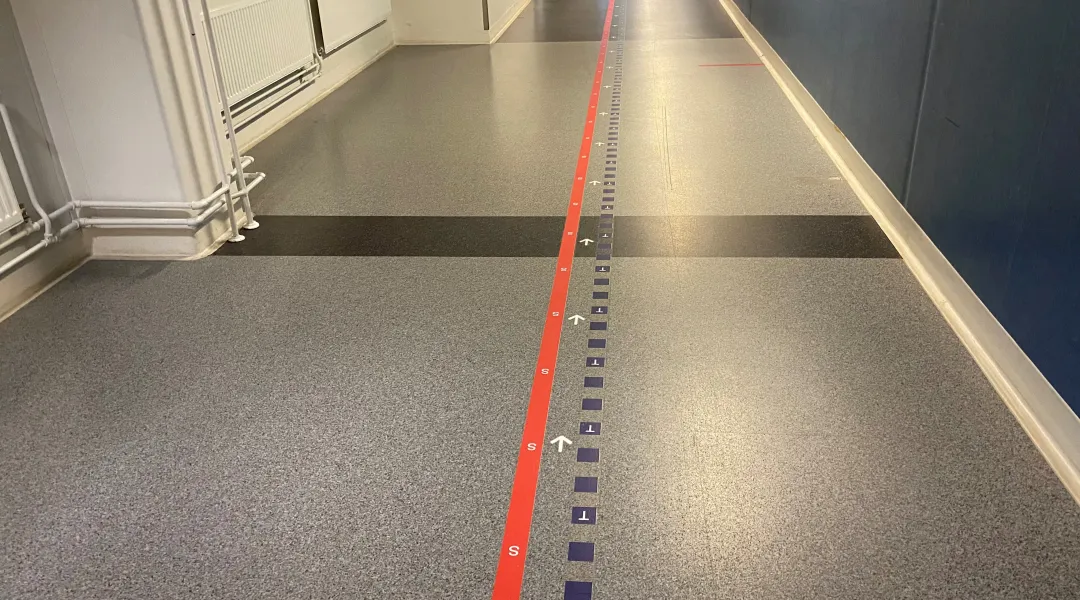 Sairaalan käytävän lattia - keskellä punainen viiva