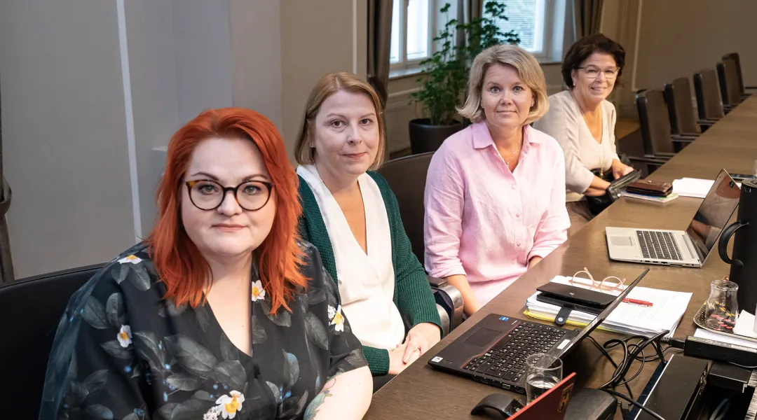 Millariikka Rytkönen, Else-Mai Kirvesniemi, Silja Paavola ja Anne Sainila-Vaarno valtakunnansovittelijan toimistossa.