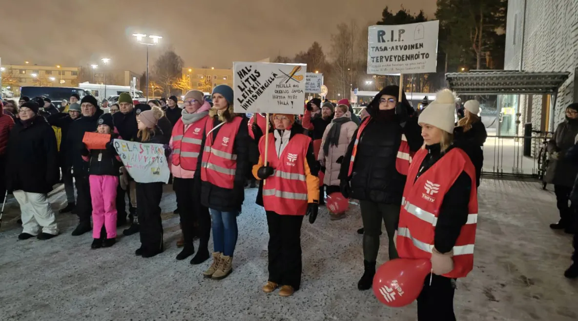 Tehyläisiä mielenosoittajia sairaalan ulkopuolella Varkaudessa. 