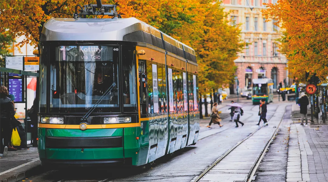 Raitiotievaunu hidastelee Helsingin keskustassa