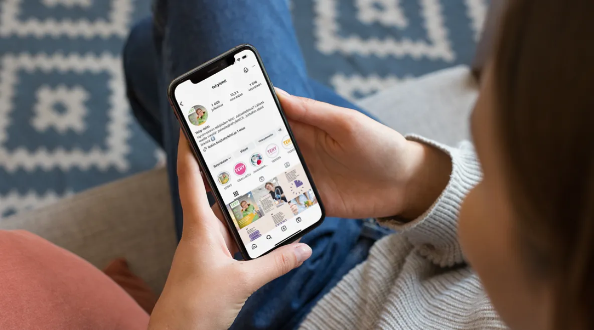 Nainen selaa kännykällä Tehy-lehden tiliä Instagramissa.