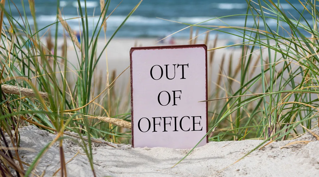 Rantahiekalla kyltti, jossa lukee &#039;out of office&#039;.