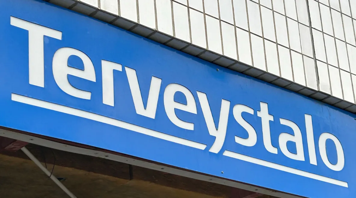 Terveystalon logo rakennuksen seinällä.