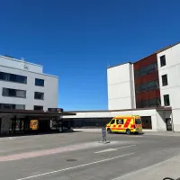 ambulanssi Meilahden sairaalan edessä