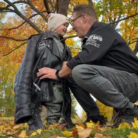 Timo Murkka ja Milo, 3, vaahteranlehtien keskellä. Milolla on päällään isänsä nahkatakki.