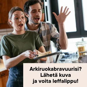 Pariskunta kokkaamassa ruokaa.