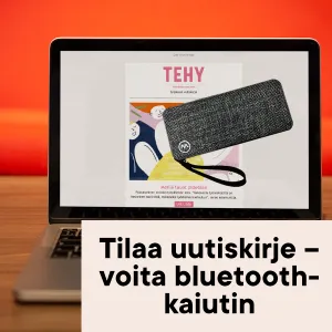 Kannettavan tietokoneen näytöllä näkyy Tehy-lehden uutiskirje ja palkintokaiutin.