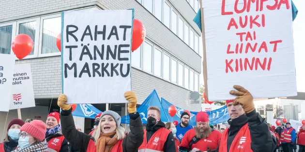 Tehyläisten ja superlaisten mielenosoitus Helsingissä. Kyltissä vaaditaan rahaa. 