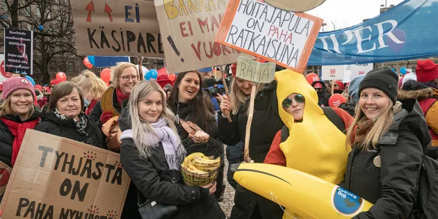 Tehyläisten ja superlaisten mielenosoitus Helsingissä.