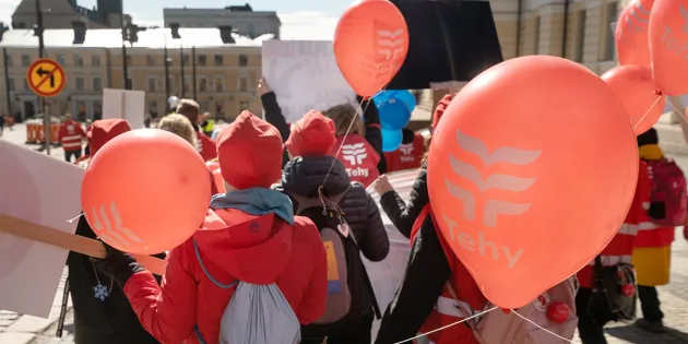 Tehyläiset matkalla mielenosoitukseen Helsingissä. 