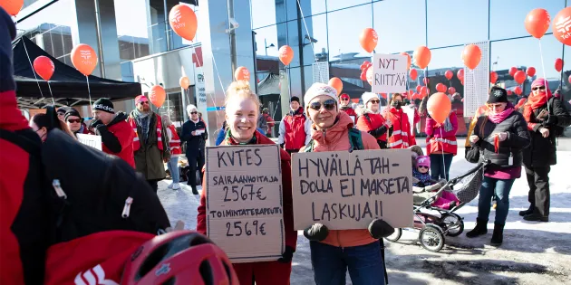 Tehyläisten ja superilaisten mielenosoitus Jyväskylässä.