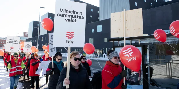 Tehyläiset osoittavat mieltään Jyväskylässä.