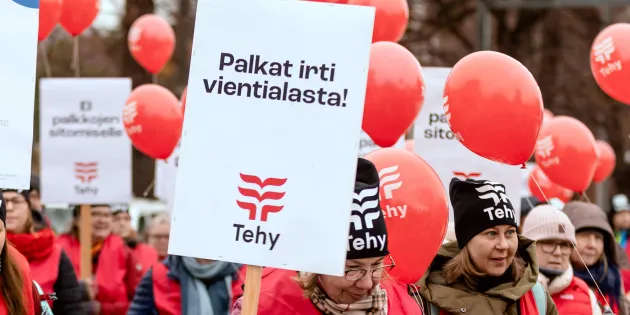 Tehyläiset mielenosoituksessa. Kyltissä lukee Palkat irti vientialasta