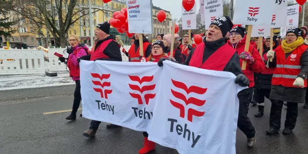 Tehyläiset marssivat hallituksen heikennyksiä vastaan.