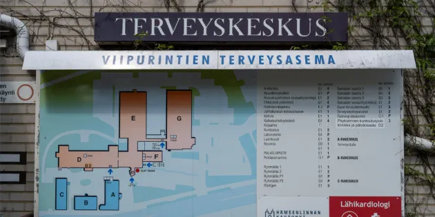 Viipurintien terveysaseman kyltti Hämeenlinnassa.