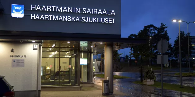 Haartmanin sairaala ulkoapäin hämärässä illassa lumettomaan aikaan.