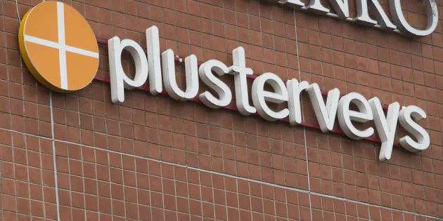 PlusTerveyden logo talon seinässä