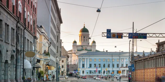 Näkymä Helsingin kauppatorille. Taustalla Suurkirkko.