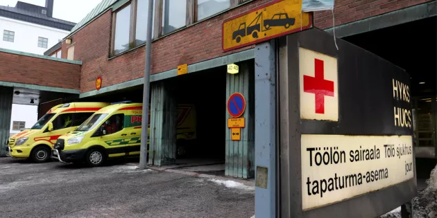 Ambulansseja Töölön tapaturma-aseman edustalla.