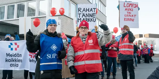 Silja Paavola ja Millariikka Rytkönen mielenosoituksessa Helsingissä 1.4.