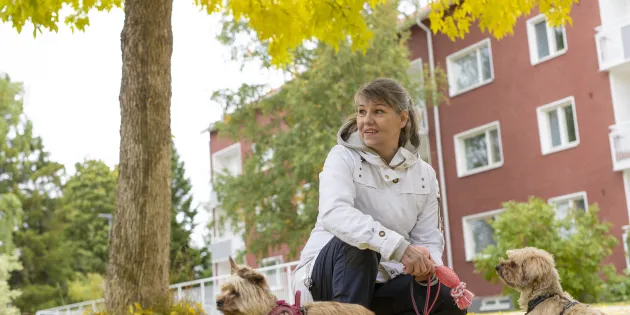 Mila Brisk koiransa kanssa syksyisessä maisemassa.