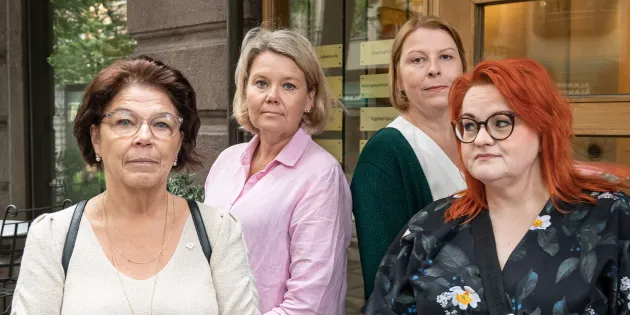 Silja Paavola, Anne Sainila-Vaarno, Else-Mai Kirvesniemi ja Millariikka Rytkönen valtakunnansovittelijan toimiston ovella.