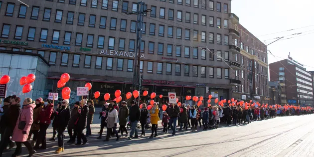 Tehyläisiä mielenosoittajia Tampereella