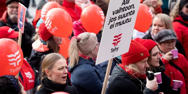 Tehyläisiä mielenosoituksessa Turussa.