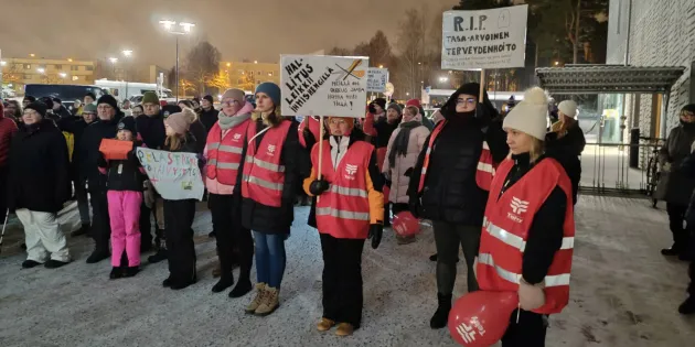 Tehyläisiä mielenosoittajia sairaalan ulkopuolella Varkaudessa. 