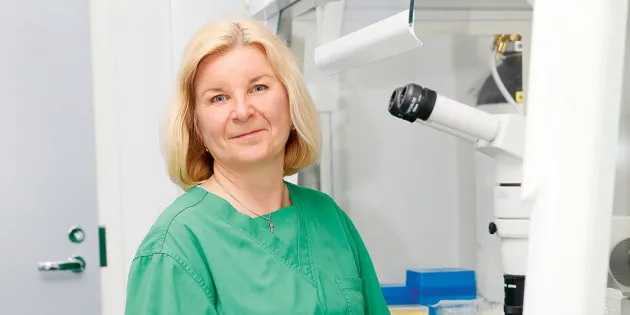 Hedelmöityshoitoja tekevä bioanalyytikko Eva Löfman laboratoriossa.