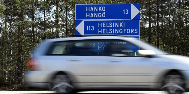 Auto ajaa Hanko- ja Helsinki-kylttien ohi. 