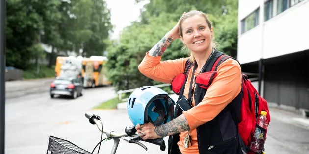 Jenny Belitz-Henriksson taluttaa polkupyörää.