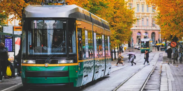 Raitiotievaunu hidastelee Helsingin keskustassa