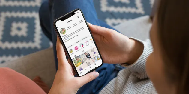 Nainen selaa kännykällä Tehy-lehden tiliä Instagramissa.