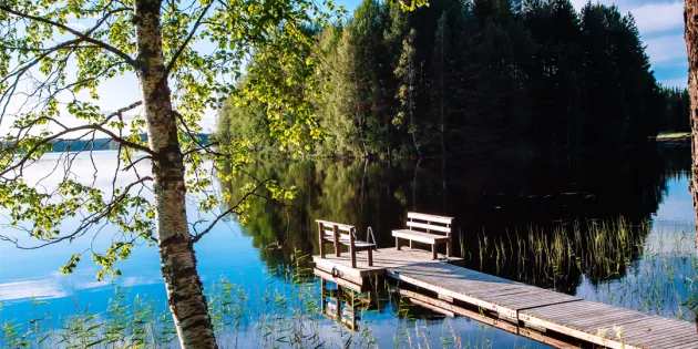 Puulaituri penkillä järven rannalla Suomessa.