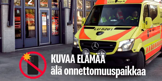 Ambulanssi paloaseman edustalla.