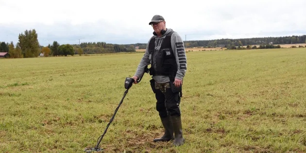 Marko Koskela peltoaukealla metallinpaljastimen kanssa.