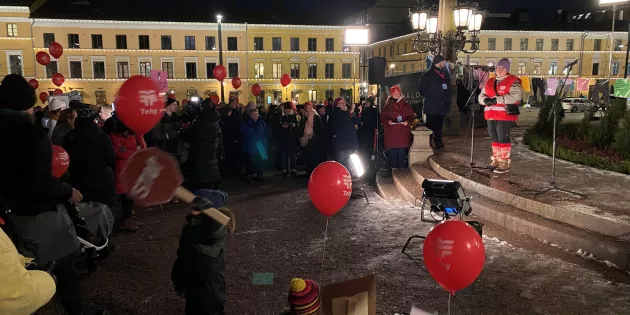 Vanhempia ja lapsia mielenosoituksessa Senaatintorilla