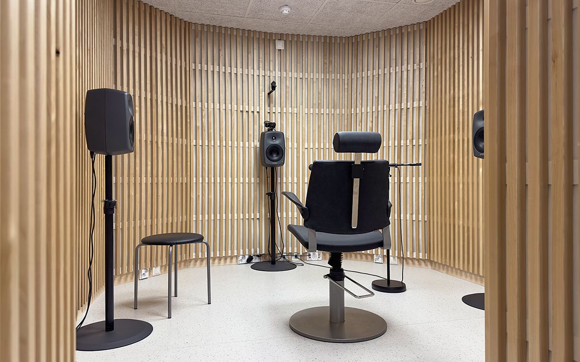 Studio, jossa audionomi tutkii potilaiden kuuloa.