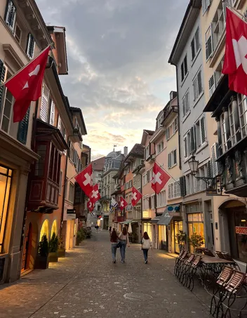 Zürichin katukuva, paljon Sveitsin lippuja.